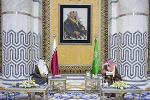 El emir de Qatar, Sheikh Tamim bin Hamad al-Thani, en una vista a Jeddah, junto al príncipe heredero de Arabia Saudí, Mohammed Bin Salman.
