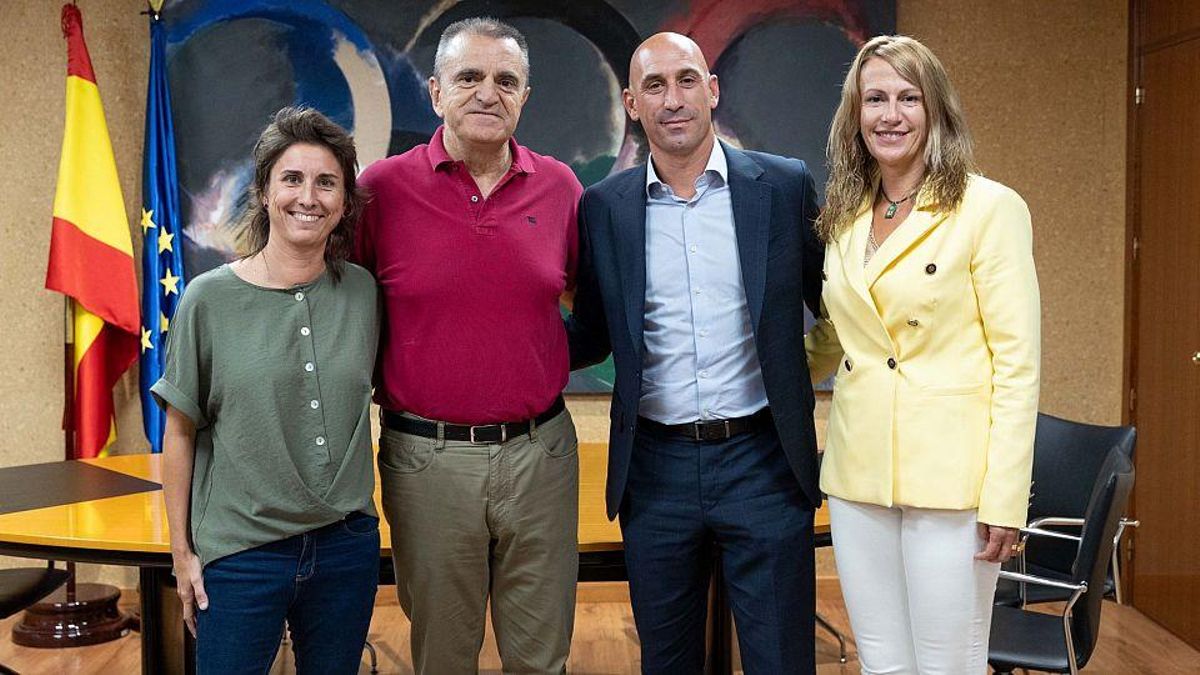 Marta Frías, José Manuel Franco, Luis Rubiales y Yolanda Parga, tras el acuerdo. Marta Frías, José Manuel Franco, Luis Rubiales y Yolanda Parga, tras el acuerdo.