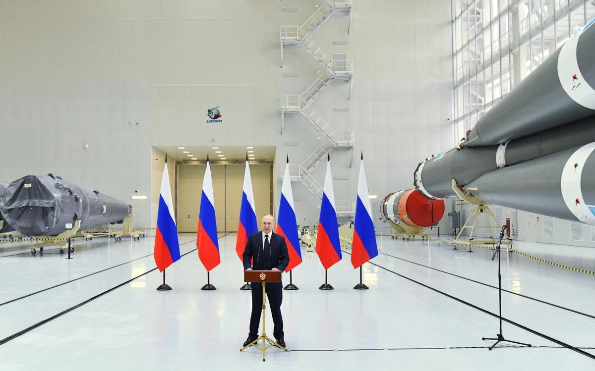 Imagen del presidente de Rusia el pasado mes de abril, en una visita realizada junto al presidente de Bielorrusia al Cosmódromo Vostochni, una base espacialrusa ubicada en el óblast de Amur (Siberia).