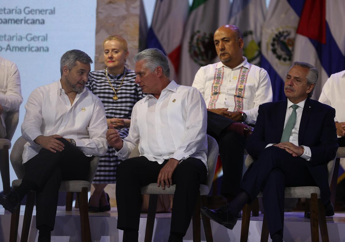 El presidente de Paraguay, Mario Abdo Benítez, su homólogo de Cuba, Miguel Díaz-Canel, y el presidente de Argentina, Alberto Fernández, en la XXVIII Cumbre Iberoamericana.
