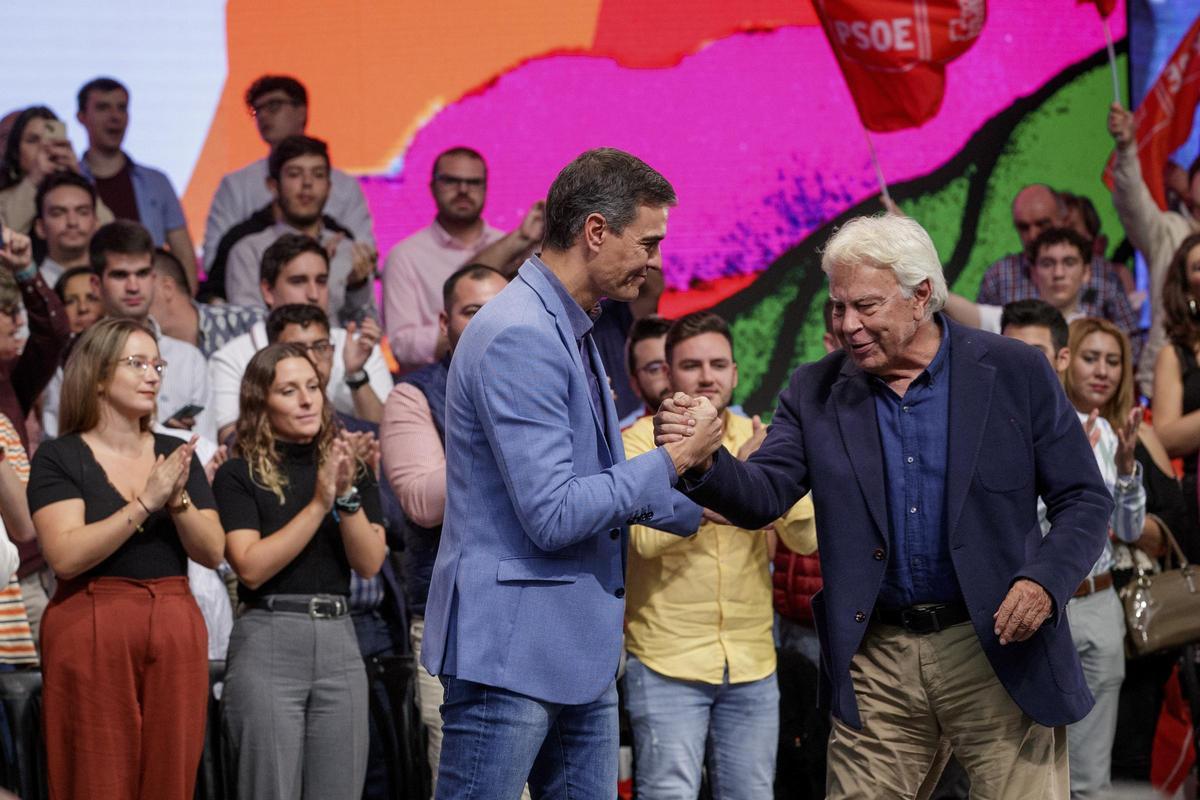 Pedro Sánchez y Felipe González en el acto homenaje al expresidente por los 40 años de la victoria del PSOE. Pedro Sánchez y Felipe González en el acto homenaje al expresidente por los 40 años de la victoria del PSOE.