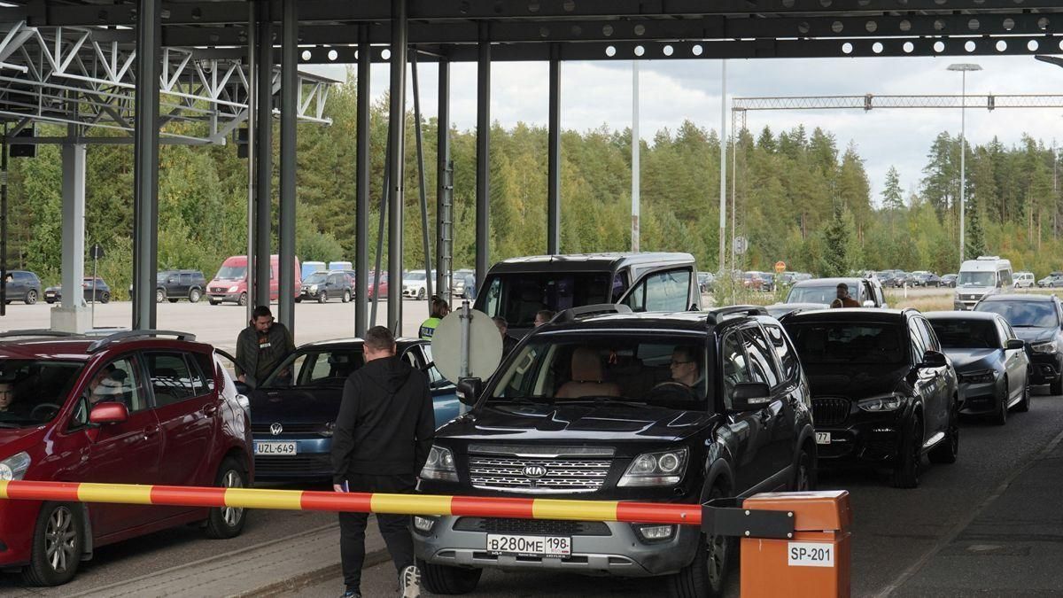 Coches procedentes de Rusia hacen cola para entrar en Finlandia. Coches procedentes de Rusia hacen cola para entrar en Finlandia.