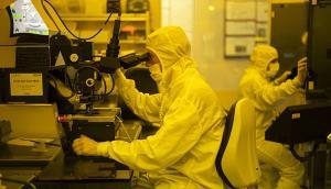 En la Sala Blanca del IMB CNM se desarrollan microchips y nanodispositivos de alta precisión.