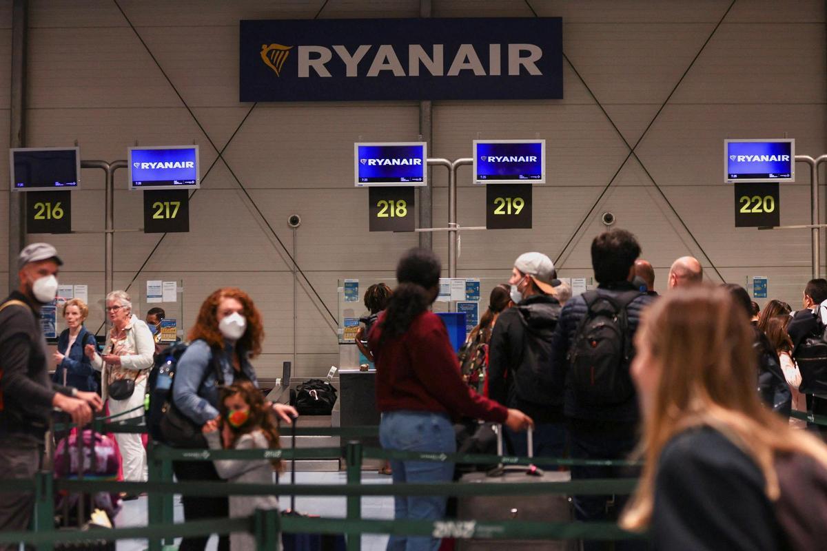 Retrasos y desinformación en los aeropuertos en la segunda jornada de huelga en Ryanair