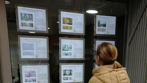 La compraventa de viviendas en España se reduce y suben los precios