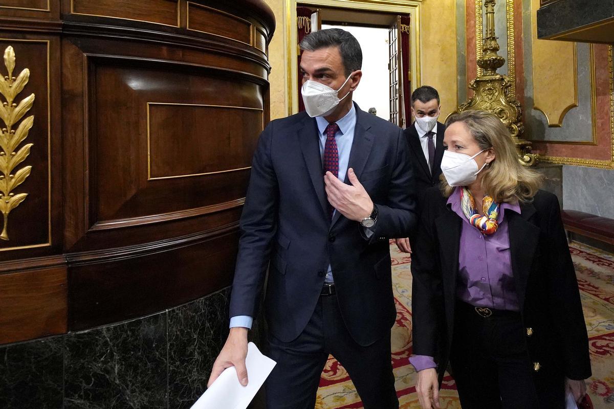 El presidente del Gobierno, Pedro Sánchez, este miércoles, entrando en el hemiciclo del Congreso.