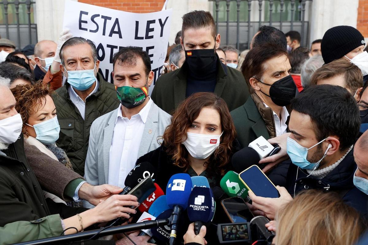 Díaz Ayuso evita coincidir con Pablo Casado en la protesta de las organizaciones policiales de Madrid