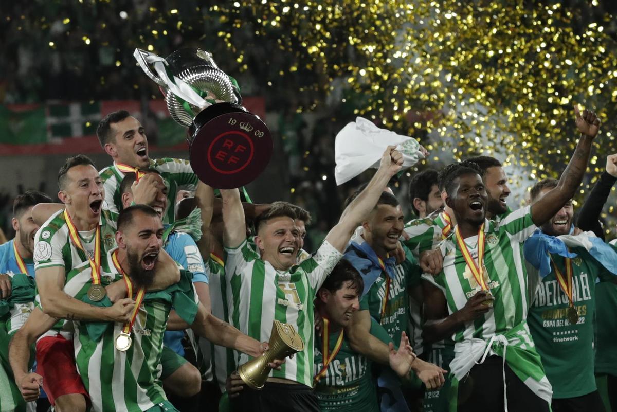 El capitán del Real Betis, Joaquín, levanta la Copa del Rey junto a sus compañeros del equipo.