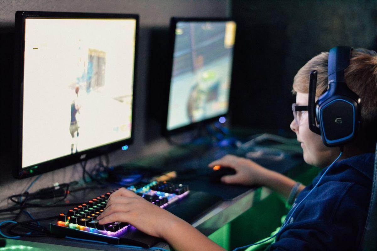 Un niño juega al Fortnite, videojuego desarrollado por Epic Games.
