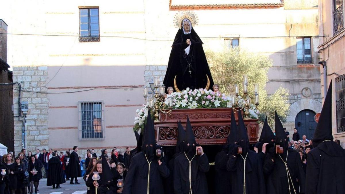 Cofrades y asociadas de La Virgen de La Soledad procesionan en una edición pasada de la Semana Santa. M. J. C.