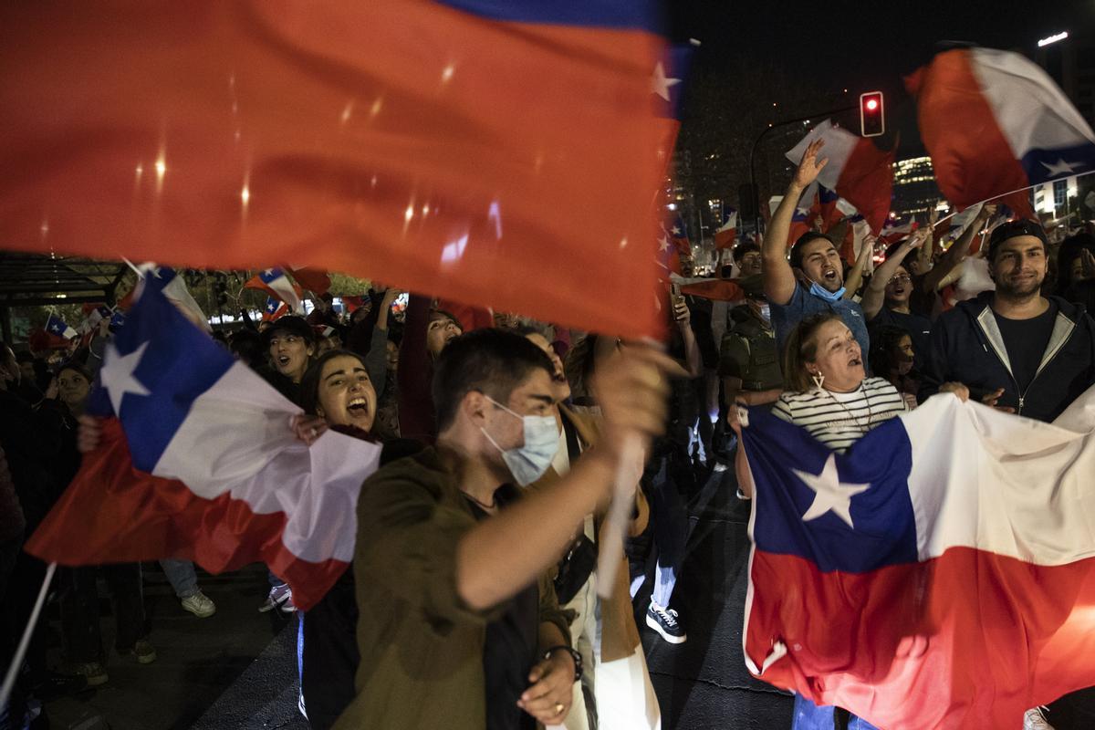 Adherentes de la opción Rechazo celebran el resultado del plebiscito constitucional, en la comuna de Las Condes en Santiago (Chile).