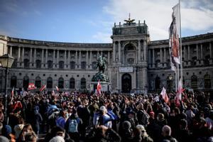 Decenas de miles de personas se han manifestado en Viena convocados por la ultraderecha en contra de las medidas restrictivas tomadas por el Gobierno contra el coronavirus.