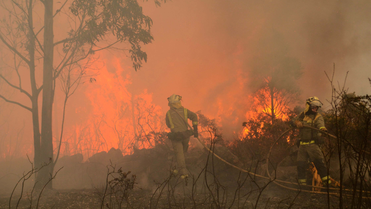 Varios miembros del servicio de extinción luchan contra un fuego en Rianxo en 2019.