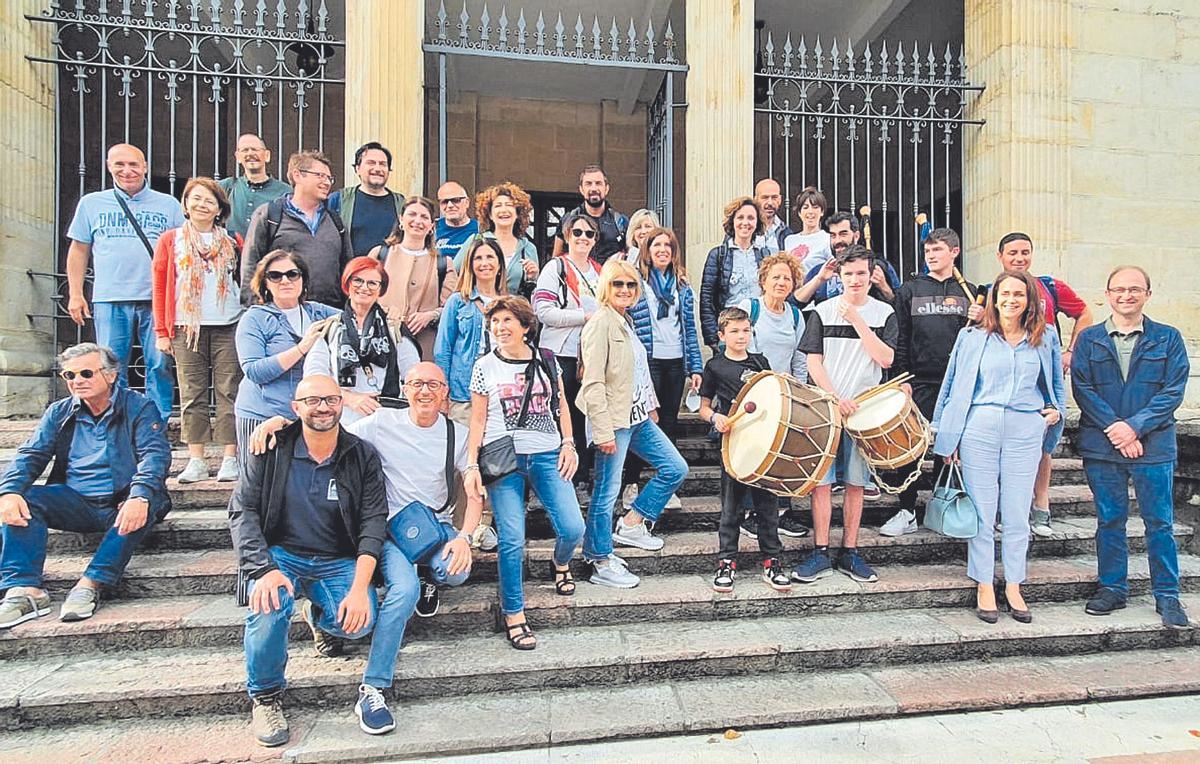 El grupo de italianos de visita con Adriano de Falco, en las escaleras del Ayuntamiento de Cangas de Onís. 