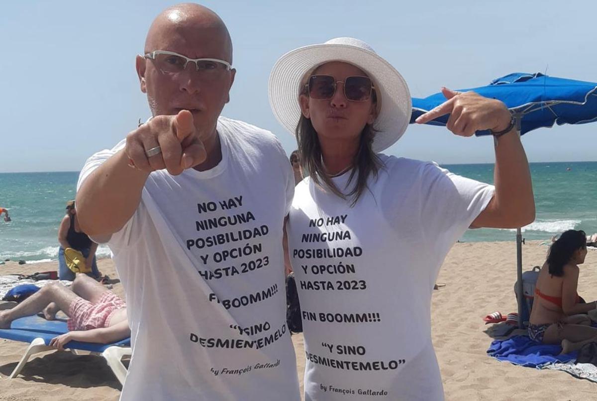 François Gallardo y Venessa, su mujer, paseando por la playa con camisetas con su predicción sobre Mbappé