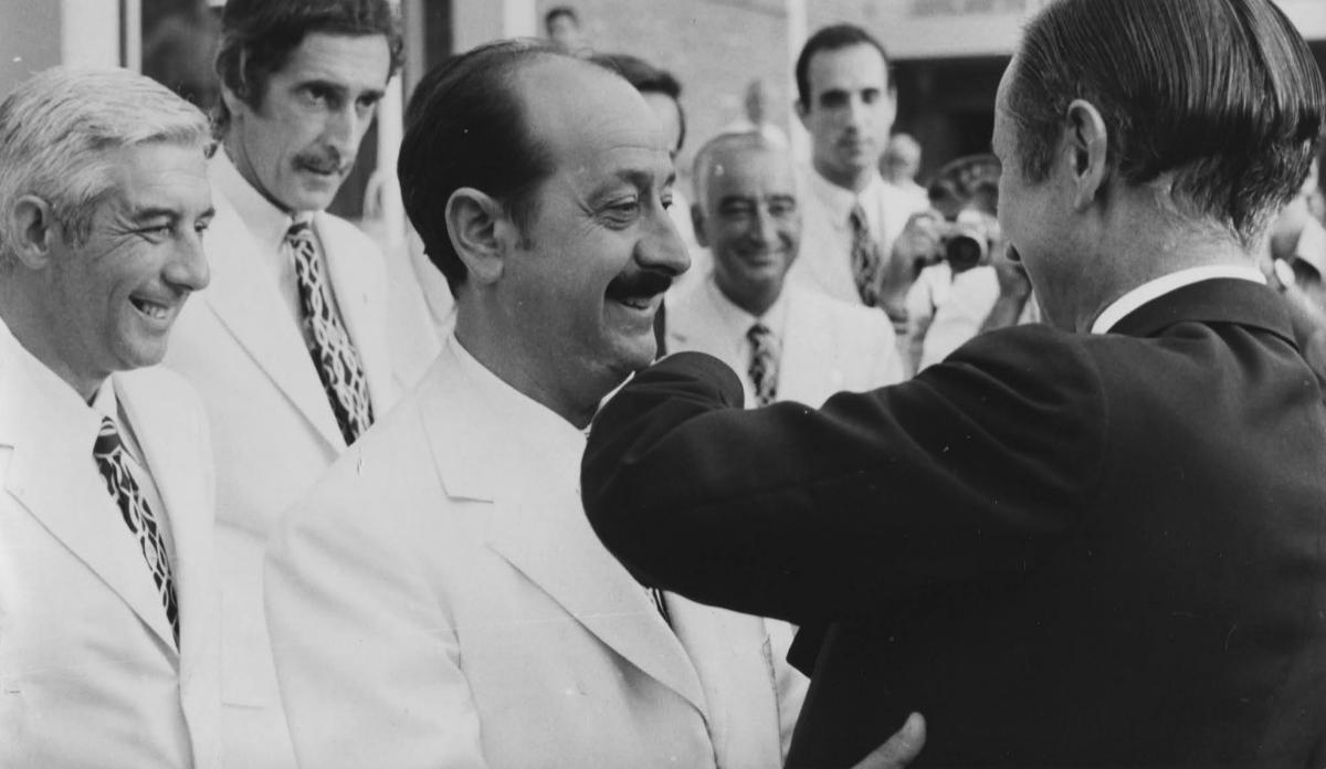 Samaranch cuelga la medalla de la DNEFD a J.A. Sierra a los Campeonato de Europa de 1970. Siguen la jugada atentamente Manel Domènech, Andreu Mercè Varela y Antoni Monès Samaranch cuelga la medalla de la DNEFD a J.A. Sierra a los Campeonato de Europa de 1970. Siguen la jugada atentamente Manel Domènech, Andreu Mercè Varela y Antoni Monès