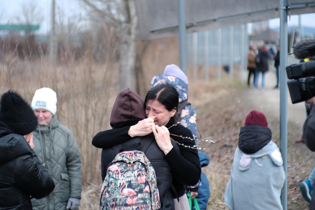 Refugiados ucranianos llegan a Hungría huyendo de la guerra.