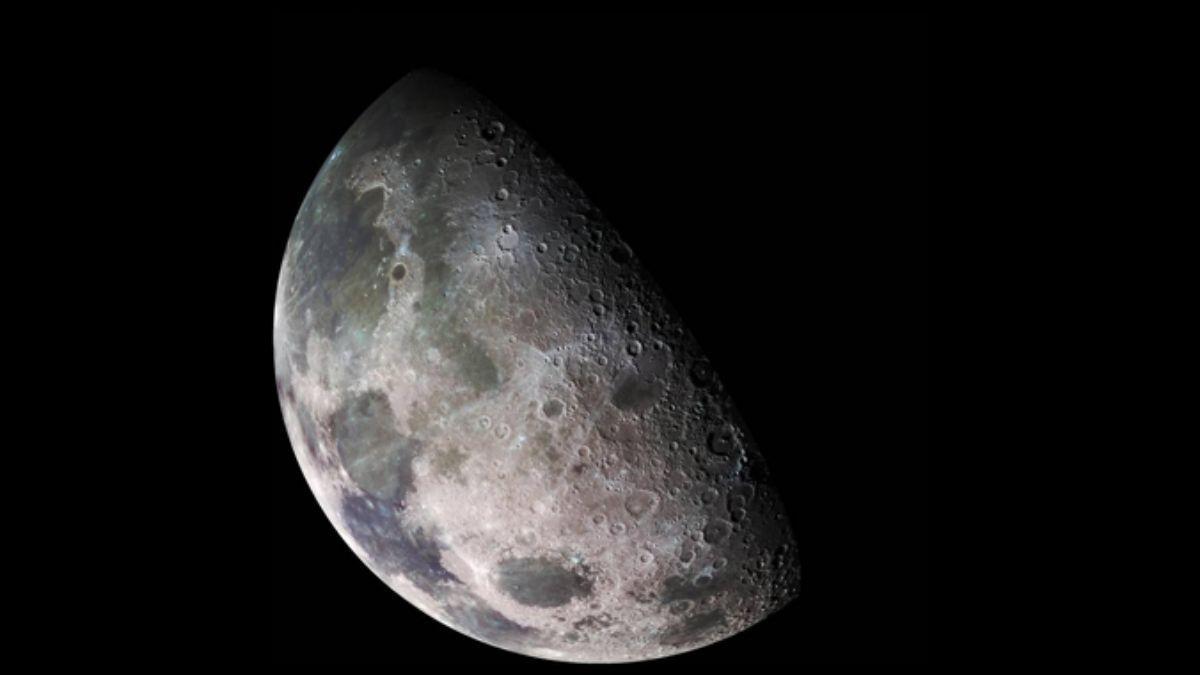 El agua en la superficie lunar podría crearse en parte por reacciones causadas por los electrones de alta energía presentes en la magnetosfera terrestre.