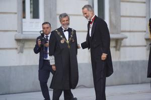 El rey Felipe VI con Carlos Lesmes en la apertura del año judicial. DAVID CASTRO
