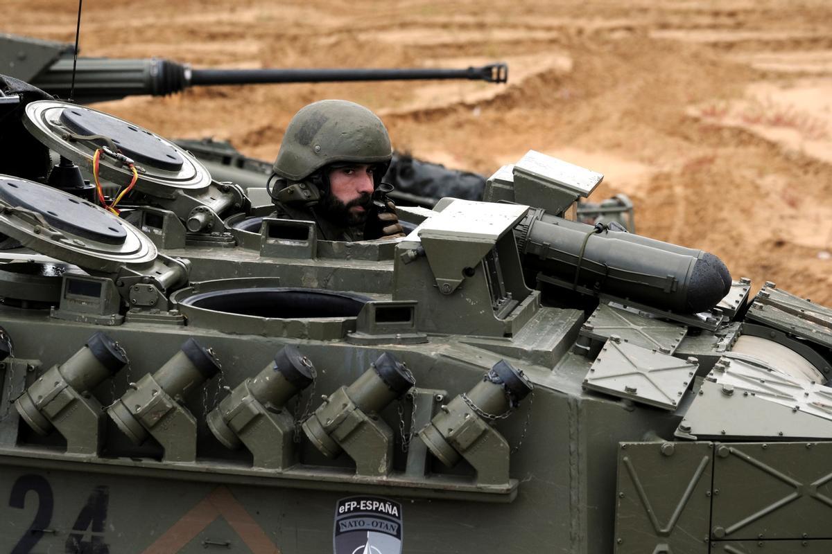 Adazi (Letonia), 13/09/2021.- Un soldado español de la Presencia Avanzada Reforzada, parte de un batallón de infantería en un vehículo Pizarro, durante unos ejercicios militares. 