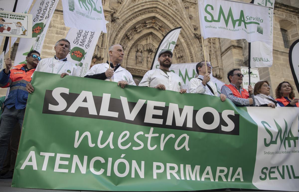 Médicos protestan a las puertas del Servicio Andaluz de Salud dos meses después de firmar un acuerdo con la Junta sin avances.
