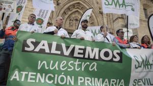 Médicos protestan a las puertas del Servicio Andaluz de Salud dos meses después de firmar un acuerdo con la Junta sin avances.