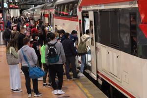 Un gran número de pasajeros entra a un tren en la estación de Madrid - Puerta de Atocha, a 1 de octubre de 2021, en Madrid (España).