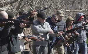 Ciudadanos asisten a un entrenamiento para aprender a usar las armas en el puerto de Odesa, este miércoles.