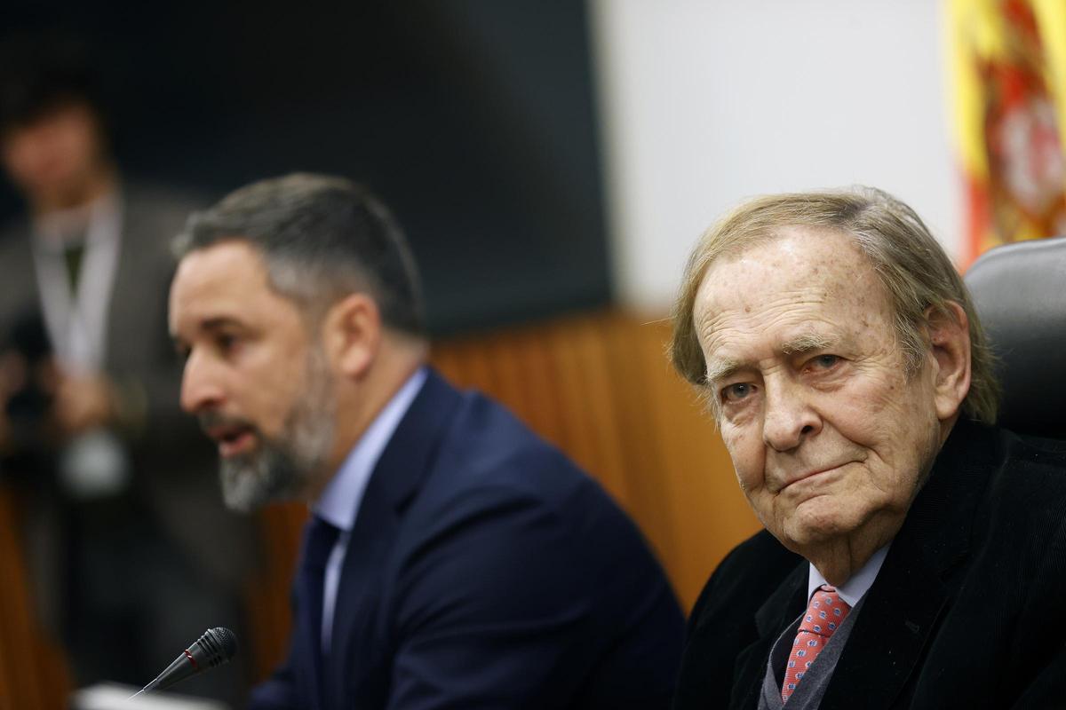 El candidato a la Presidencia del Gobierno, Ramón Tamames (d), acompañado del líder del partido, Santiago Abascal (i), informa de los motivos para pedir al Congreso que desaloje a Pedro Sánchez de La Moncloa, este jueves en el Congreso de los Diputados. El candidato a la Presidencia del Gobierno, Ramón Tamames (d), acompañado del líder del partido, Santiago Abascal (i), informa de los motivos para pedir al Congreso que desaloje a Pedro Sánchez de La Moncloa, este jueves en el Congreso de los Diputados.
