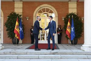 El presidente del Gobierno, Pedro Sánchez, y el secretario general de la OTAN, Jens Stoltenberg, se saludan a la llegada de este a La Moncloa.
