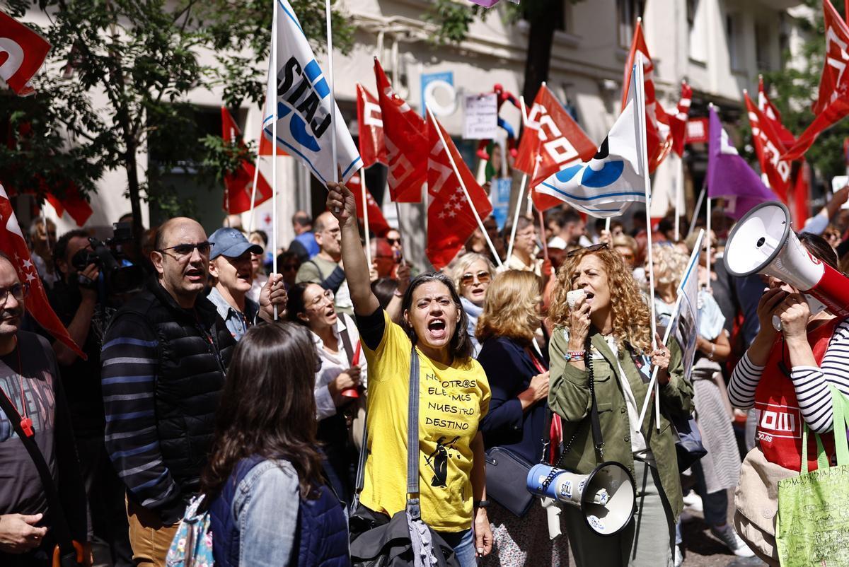 Concentración de funcionarios de Justicia convocada este martes ante la sede del PSOE en Madrid por los sindicatos en el marco de la huelga indefinida que mantienen para reivindicar mejoras retributivas.