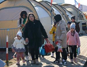 Refugiados ucranianos en Medyka (Polonia) cruzando la frontera.