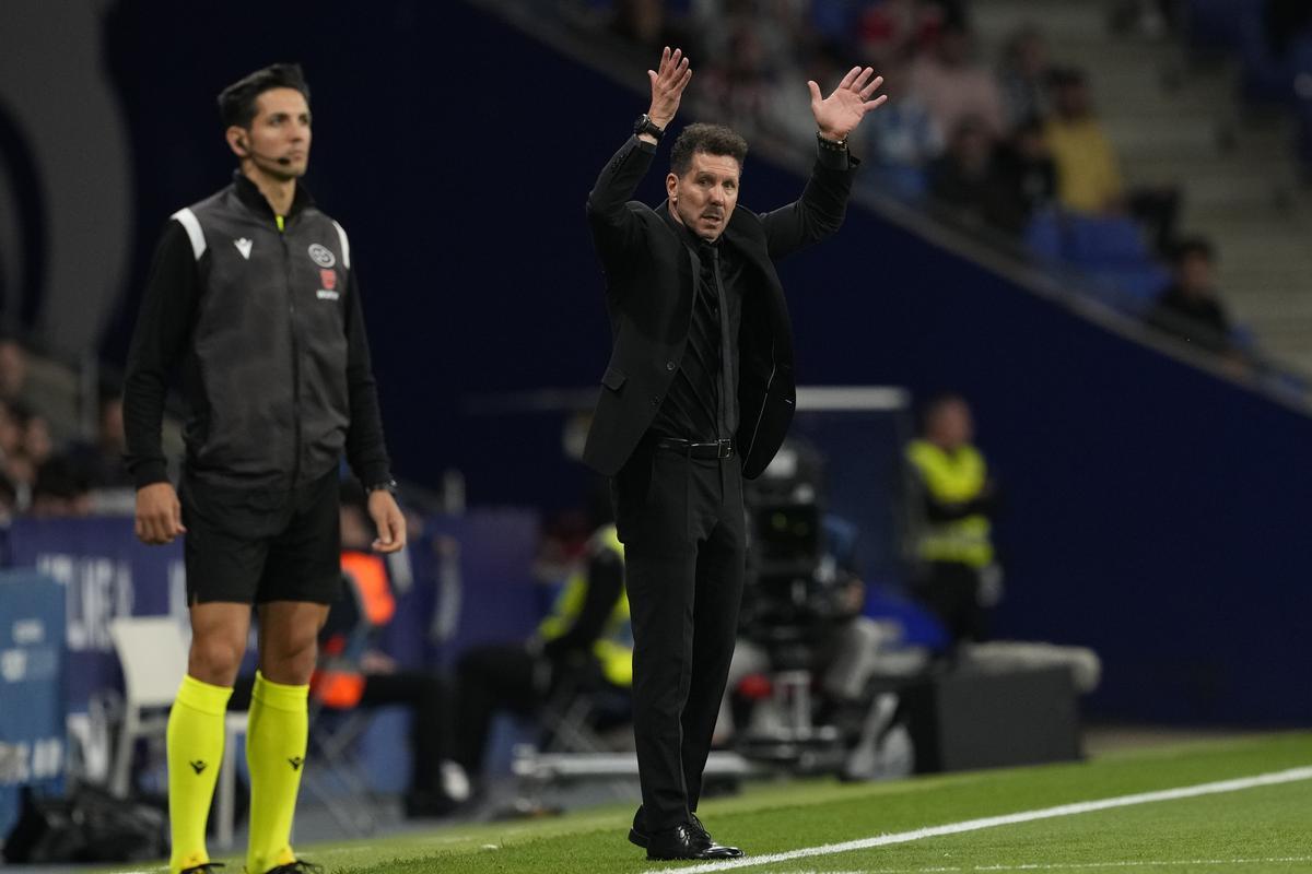 Atletico Madrid’s head coach Diego Simeone (R) gestures during the Spanish LaLiga soccer match between RCD Esapnyol and Atletico Madrid played at RCD Stadium in Barcelona, Spain, 24 May 2023. EFE/Alejandro Garcia