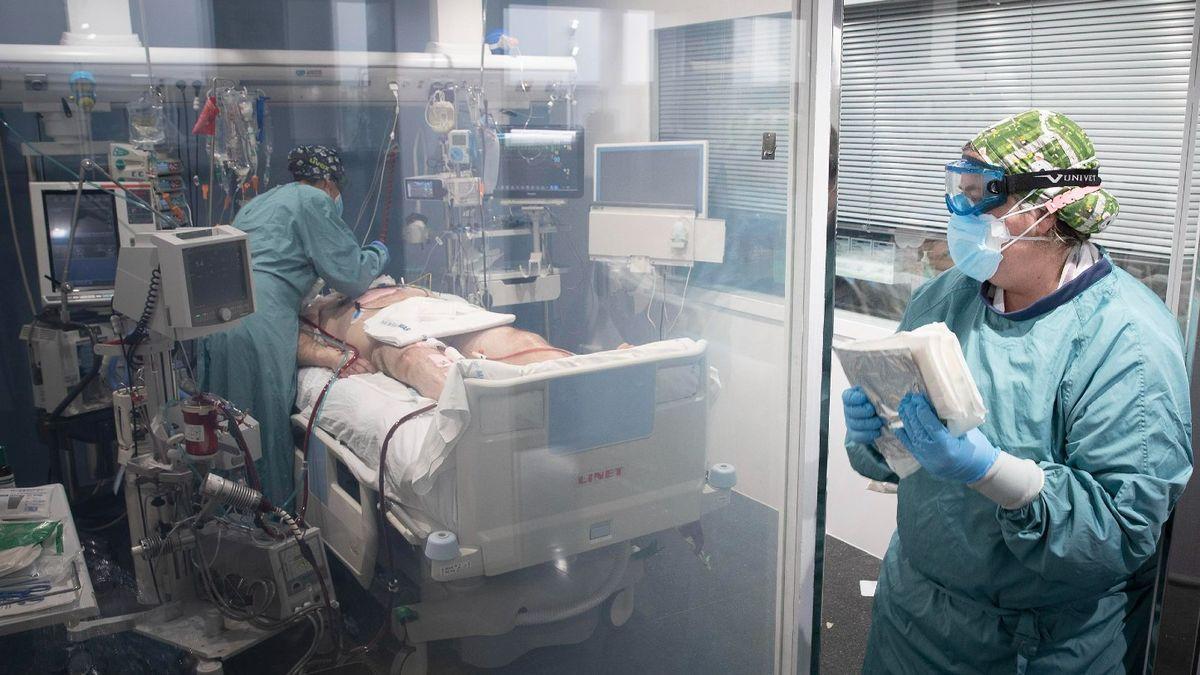 Pacientes con covid en la unidad de cuidados intensivos del Hospital del Mar de Barcelona.