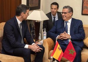 Pedro Sánchez junto al primer ministro marroquí, Aziz Akhannouch, en Rabat.