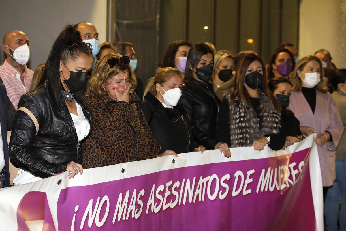 Asistentes a la concentración que se ha celebrado este domingo en repulsa por el presunto asesinato por violencia machista de una mujer la pasada madrugada en San Roque (Cádiz).