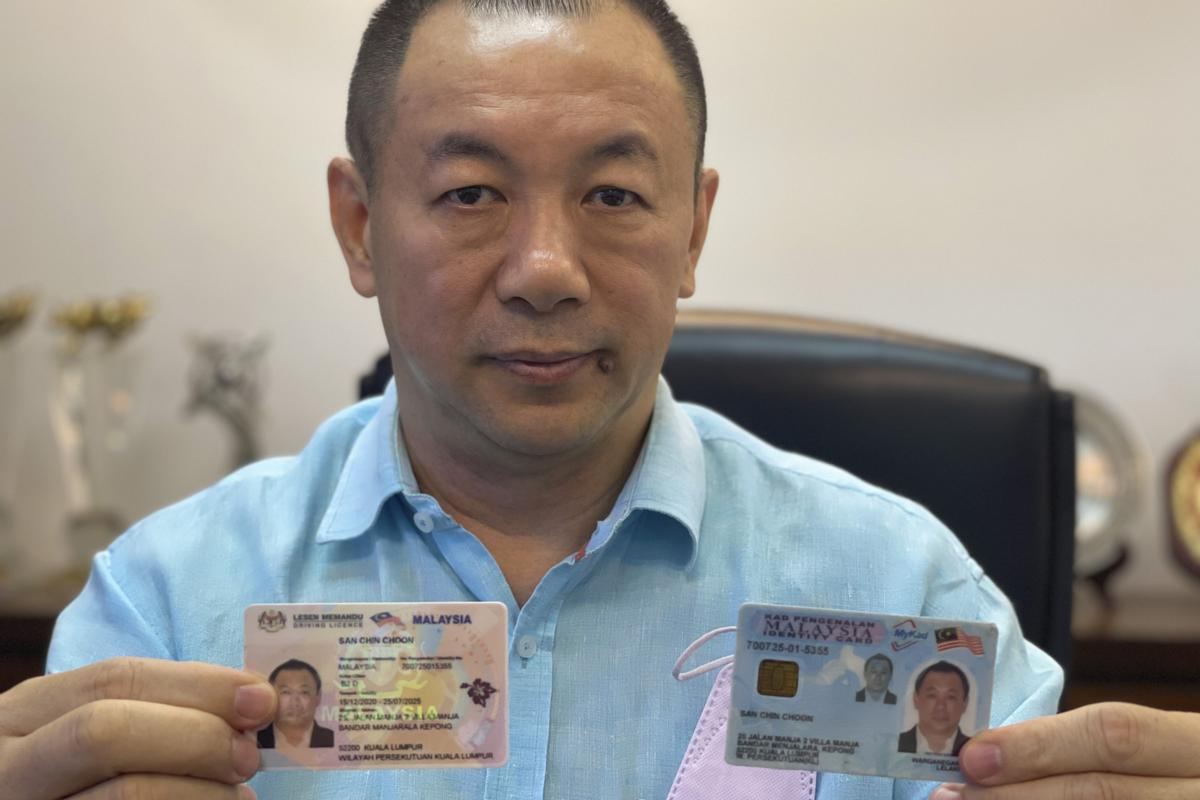 El empresario malasio San Chin Choon, el hombre más buscado del Caso Mascarillas, muestra su carné de conducir y de identidad. 