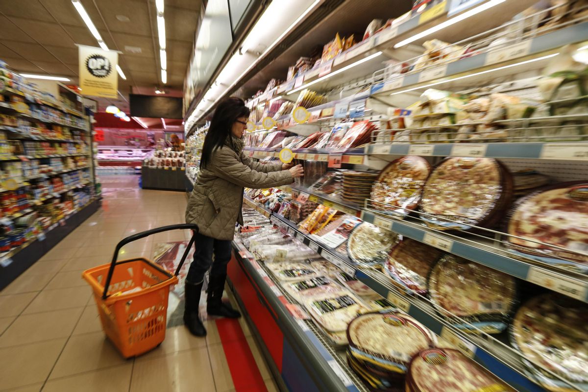 Una mujer comprueba el etiquetado de un producto. Una mujer comprueba el etiquetado de un producto.