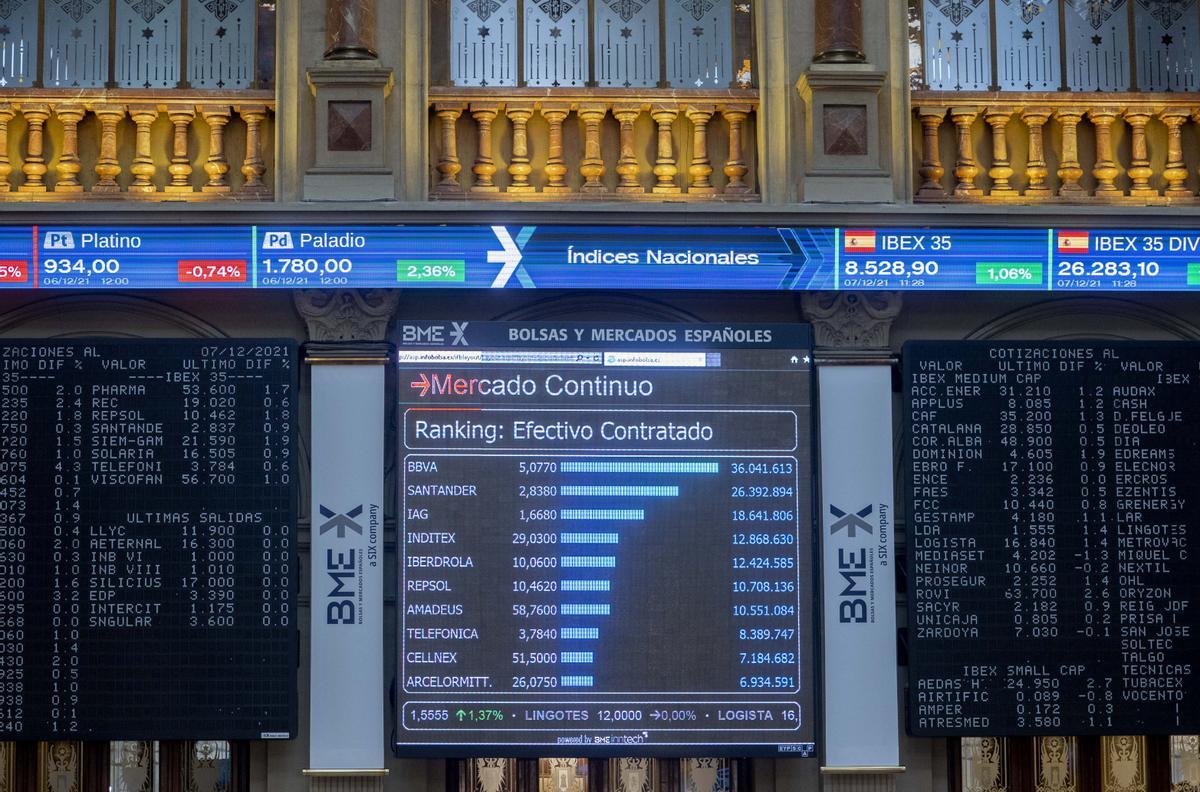 Paneles del Ibex 35 con la evolución de distintos valores, en una imagen de archivo en el Palacio de la Bolsa de Madrid.