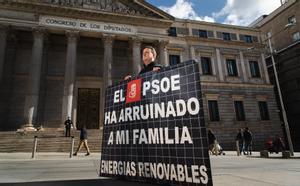 El actor César Vea se manifiesta frente al Congreso de los Diputados. 