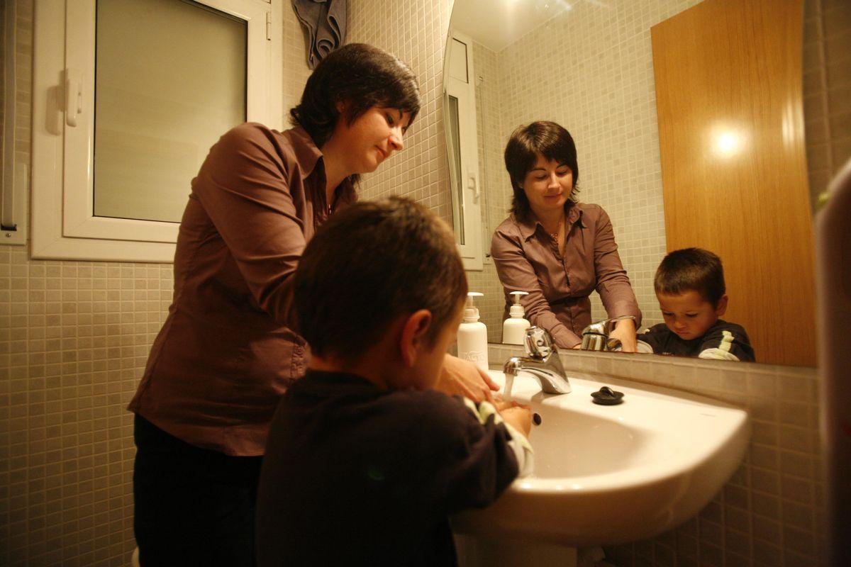 Una madre con las actividades cotidianas del cuidado de sus hijos. Una madre con las actividades cotidianas del cuidado de sus hijos.