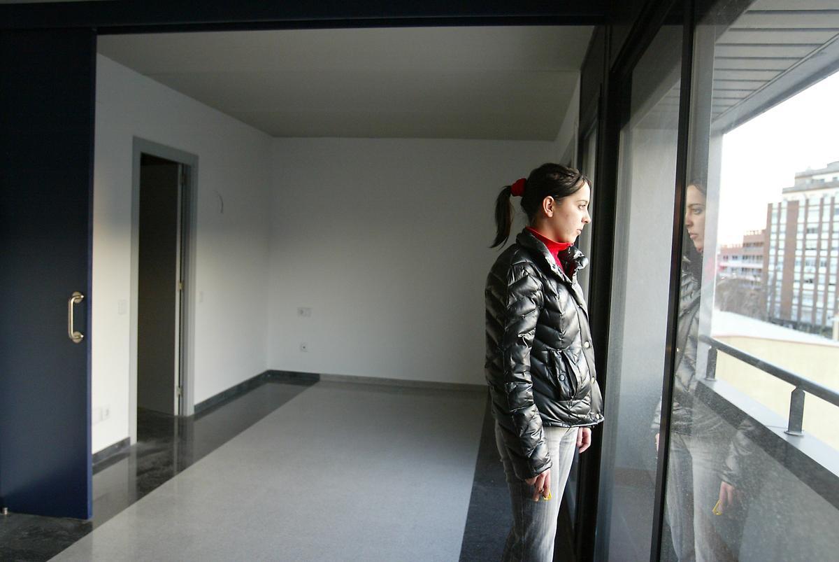 Una joven durante la entrega de un piso de alquiler social en Barcelona. 