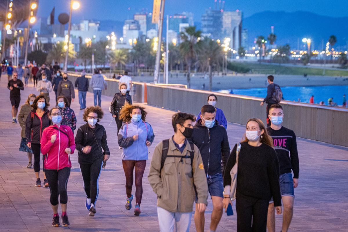 Un grupo de gente corriendo con mascarillas por Barcelona en 2020. 