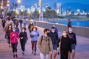 Un grupo de gente corriendo con mascarillas por Barcelona en 2020. 