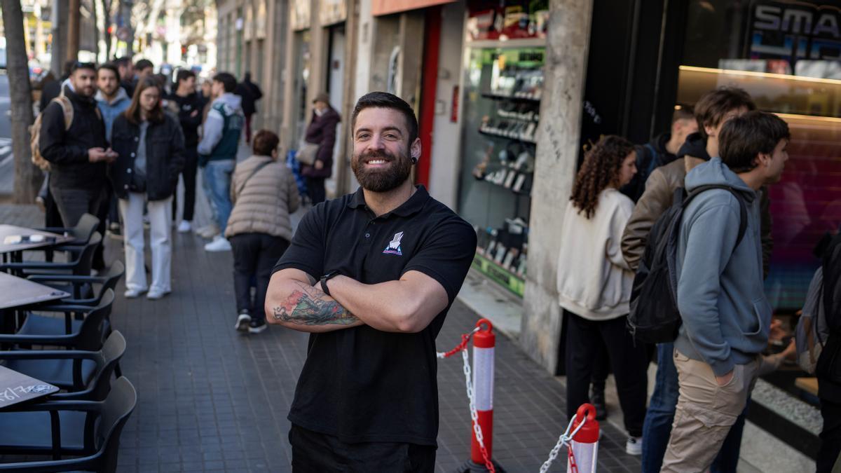 Colas de hora y media en Barcelona por una hamburguesa del youtuber Esttik