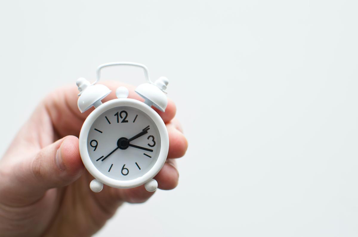 ¿Cómo nos afecta el adelantar o atrasar la hora?
