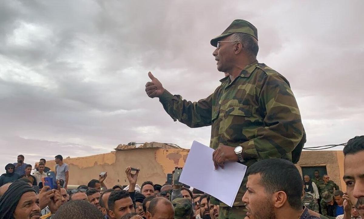 RABUNI (ARGELIA), 13/11/2020.- Un dirigente del Frente Polisario se dirige a un grupo de personas en uno de los campos de refugiados saharauis en Rabuni, Argelia.