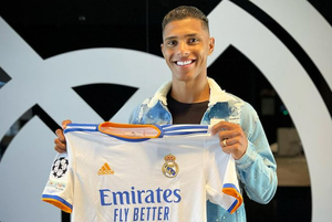 Vinicius Tobias posa con la camiseta del Real Madrid, donde juega cedido por el Shakhtar.