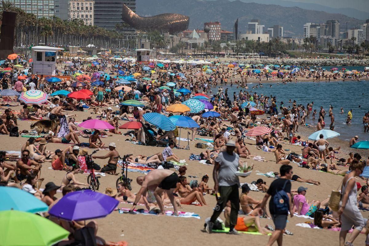 España se adentra en la que será la primera ola de calor del año. España se adentra en la que será la primera ola de calor del año.