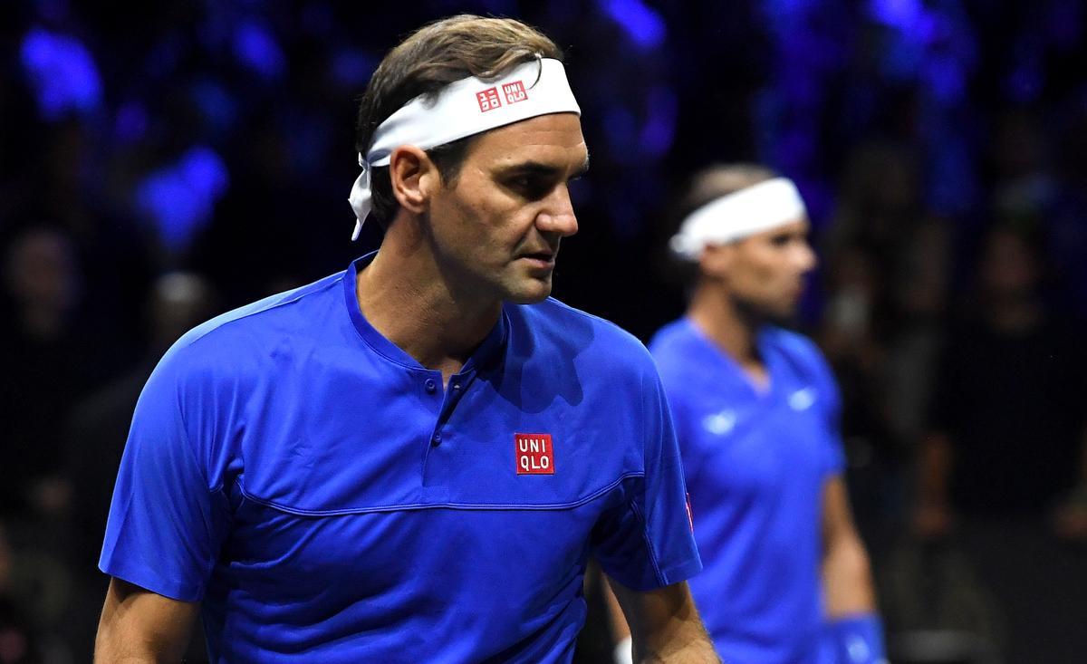 El suizo Roger Federer se despidió de su carrera profesional con derrota ante los estadounidenses Jack Sock y Frances Tiafoe (4-6, 7-6 (2) y 11-9), junto al español Rafael Nadal. EFE/EPA/ANDY RAIN